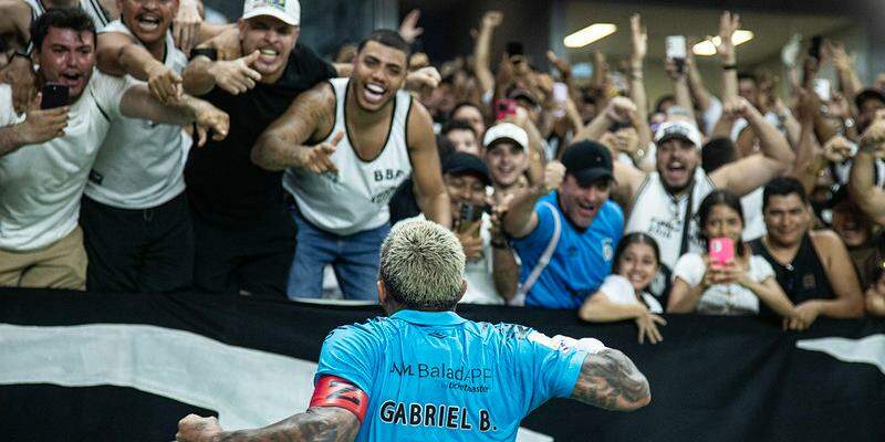 Peixe embalado: Gabigol comemora a vitória sobre o Remo com a torcida, no Estádio Mangueirão, em Belém