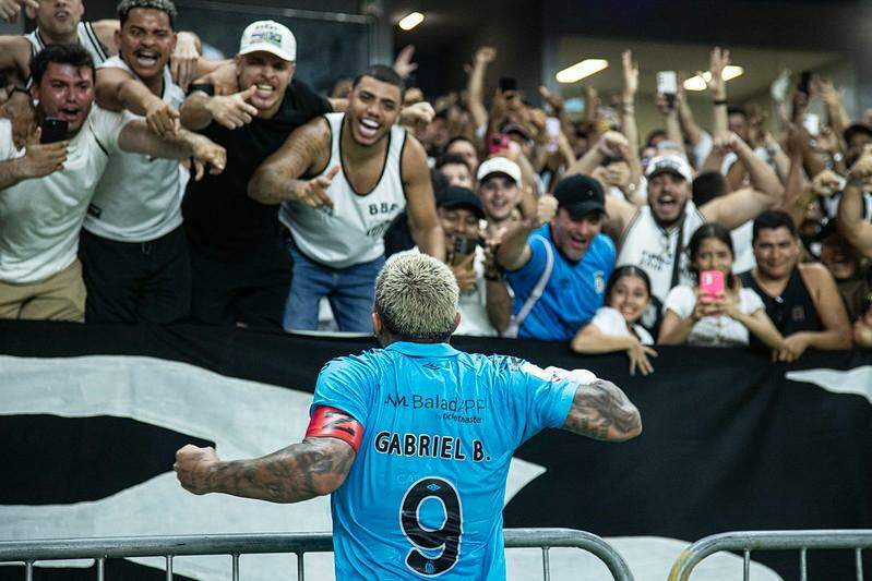 Peixe embalado: Gabigol comemora a vitória sobre o Remo com a torcida, no Estádio Mangueirão, em Belém