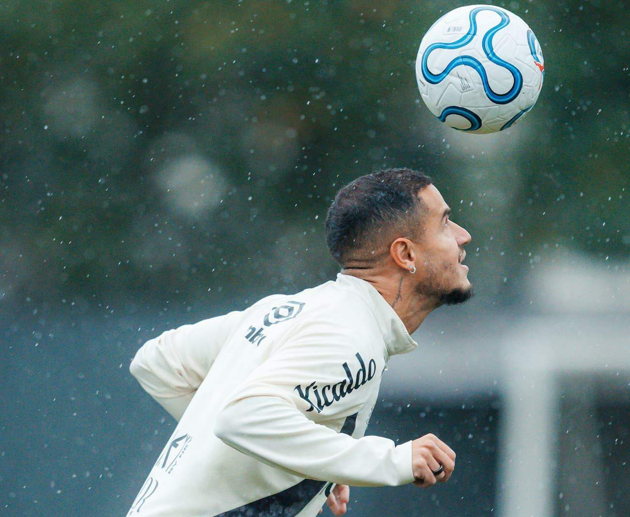 Philippe Coutinho vem aprimorando a forma física e pode ser uma surpresa no clássico do MorumBisflick