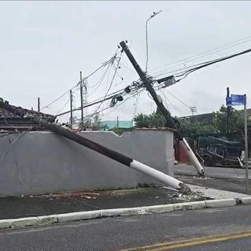 Caminhão derrubou postes no bairro Rádio Clube, em Santos
