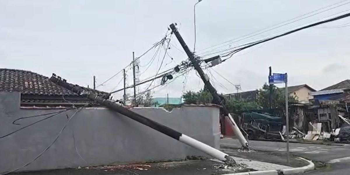 Caminhão derrubou postes no bairro Rádio Clube, em Santos