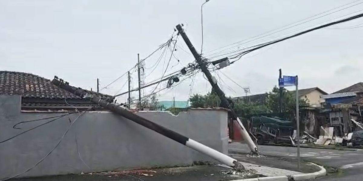 Caminhão derrubou postes no bairro Rádio Clube, em Santos