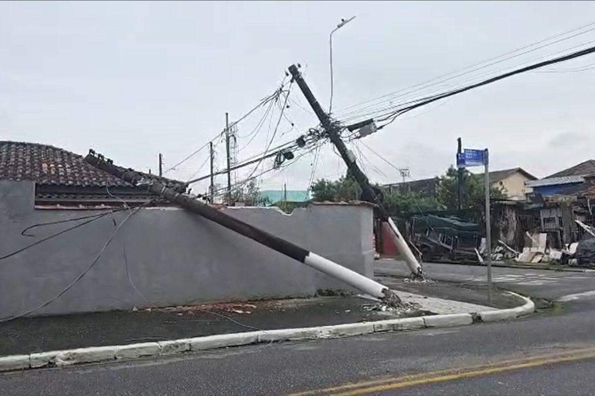 Caminhão derrubou postes no bairro Rádio Clube, em Santos