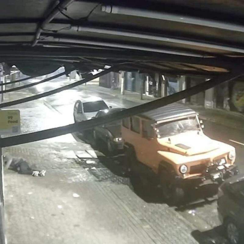 Imagens mostram que um homem a bordo de uma bicicleta aproximou-se da vítima e efetuou os disparos