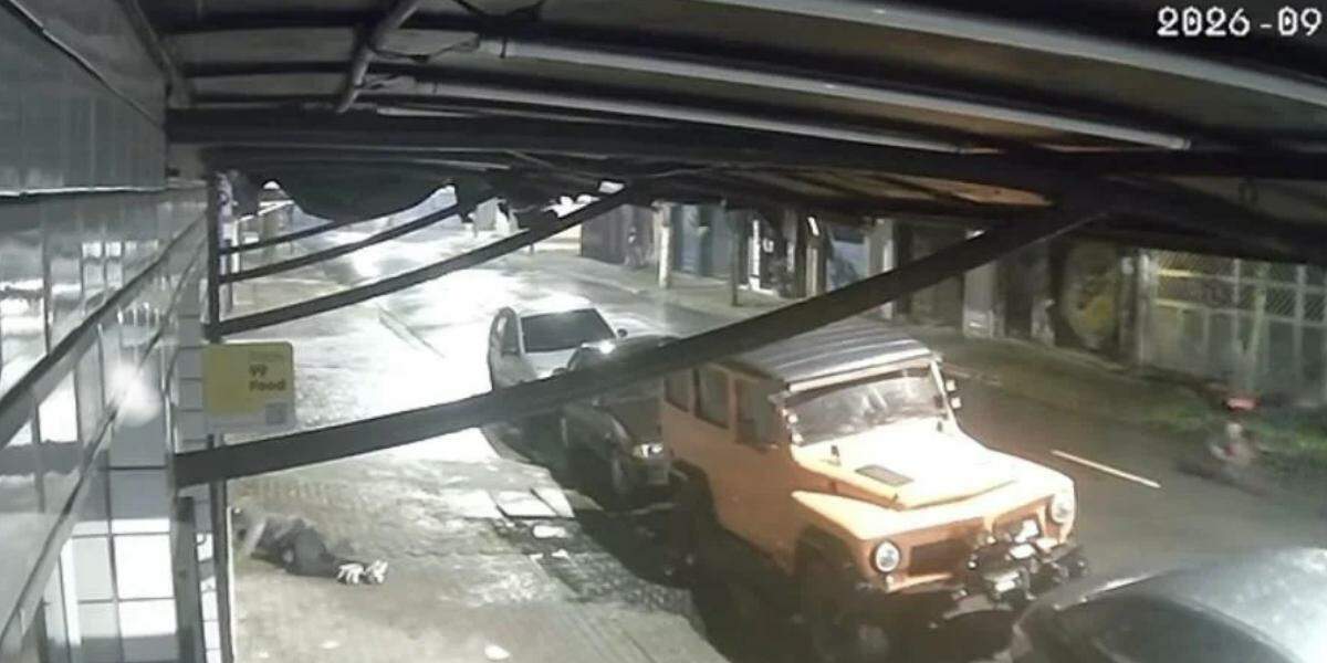 Imagens mostram que um homem a bordo de uma bicicleta aproximou-se da vítima e efetuou os disparos