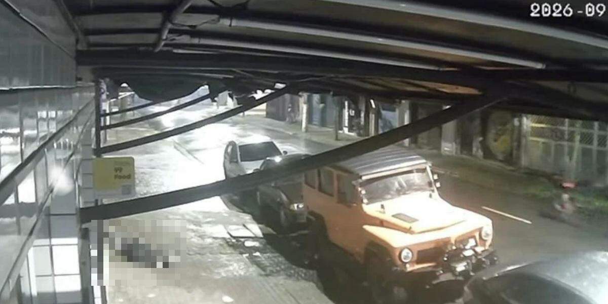 Imagens mostram que um homem a bordo de uma bicicleta aproximou-se da vítima e efetuou os disparos