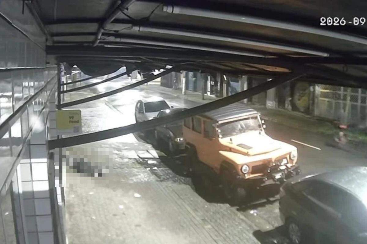 Imagens mostram que um homem a bordo de uma bicicleta aproximou-se da vítima e efetuou os disparos