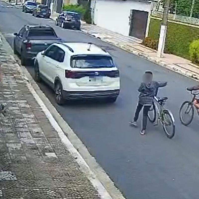 Ladrões estavam de bicicleta quando atacaram mulher que passeava com o cachorro em rua de Praia Grande