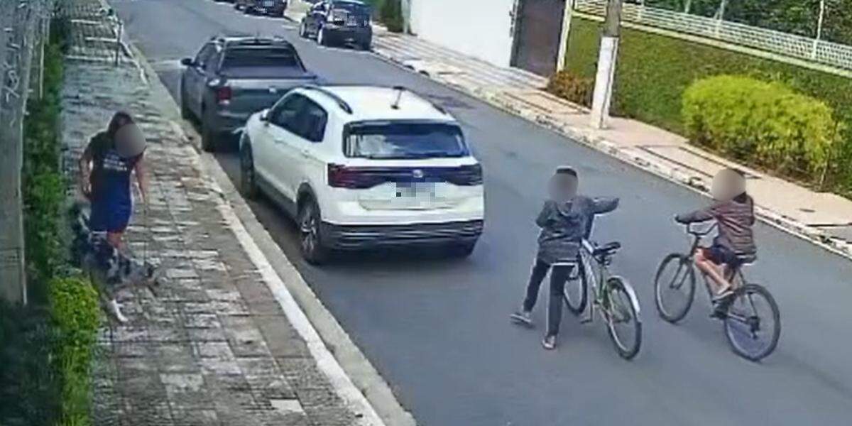Ladrões estavam de bicicleta quando atacaram mulher que passeava com o cachorro em rua de Praia Grande