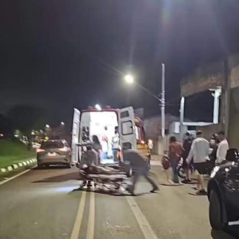 O Corpo de Bombeiros encontrou o motociclista consciente, porém apresentando quadro clínico delicado