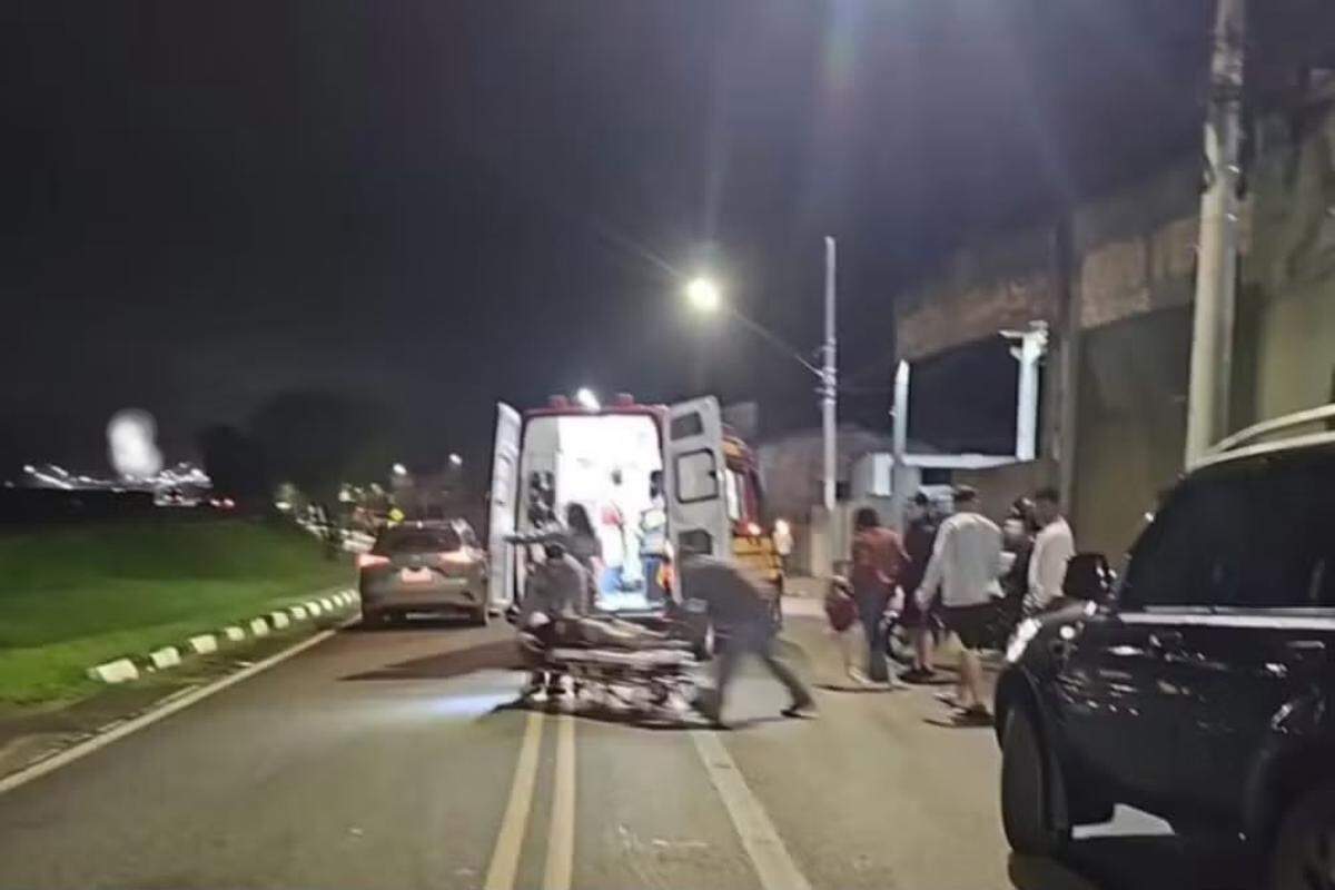 O Corpo de Bombeiros encontrou o motociclista consciente, porém apresentando quadro clínico delicado