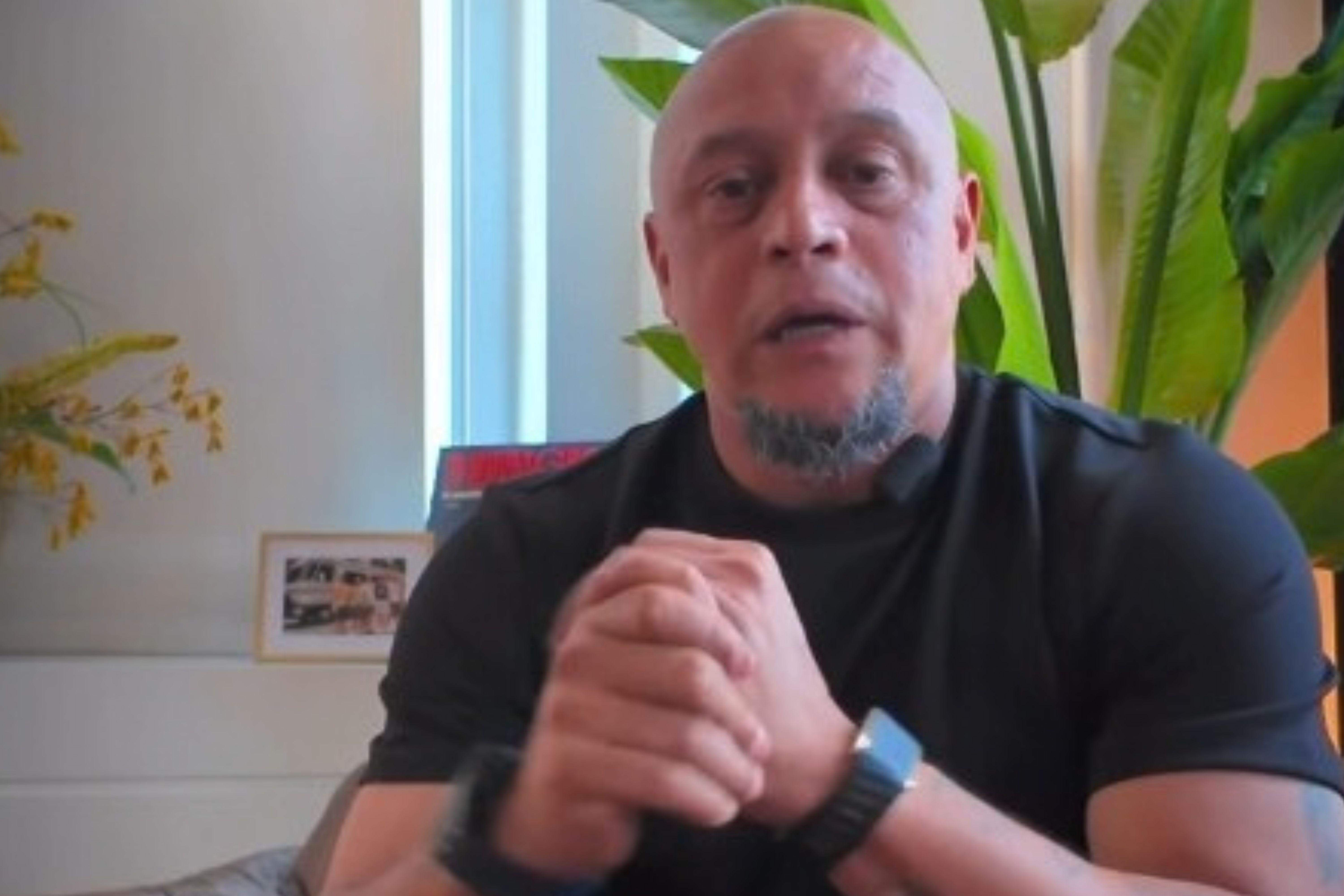 Roberto Carlos revela que perdeu 99% do que ganhou nos gramados: 'Deixaram minha conta zerada'
