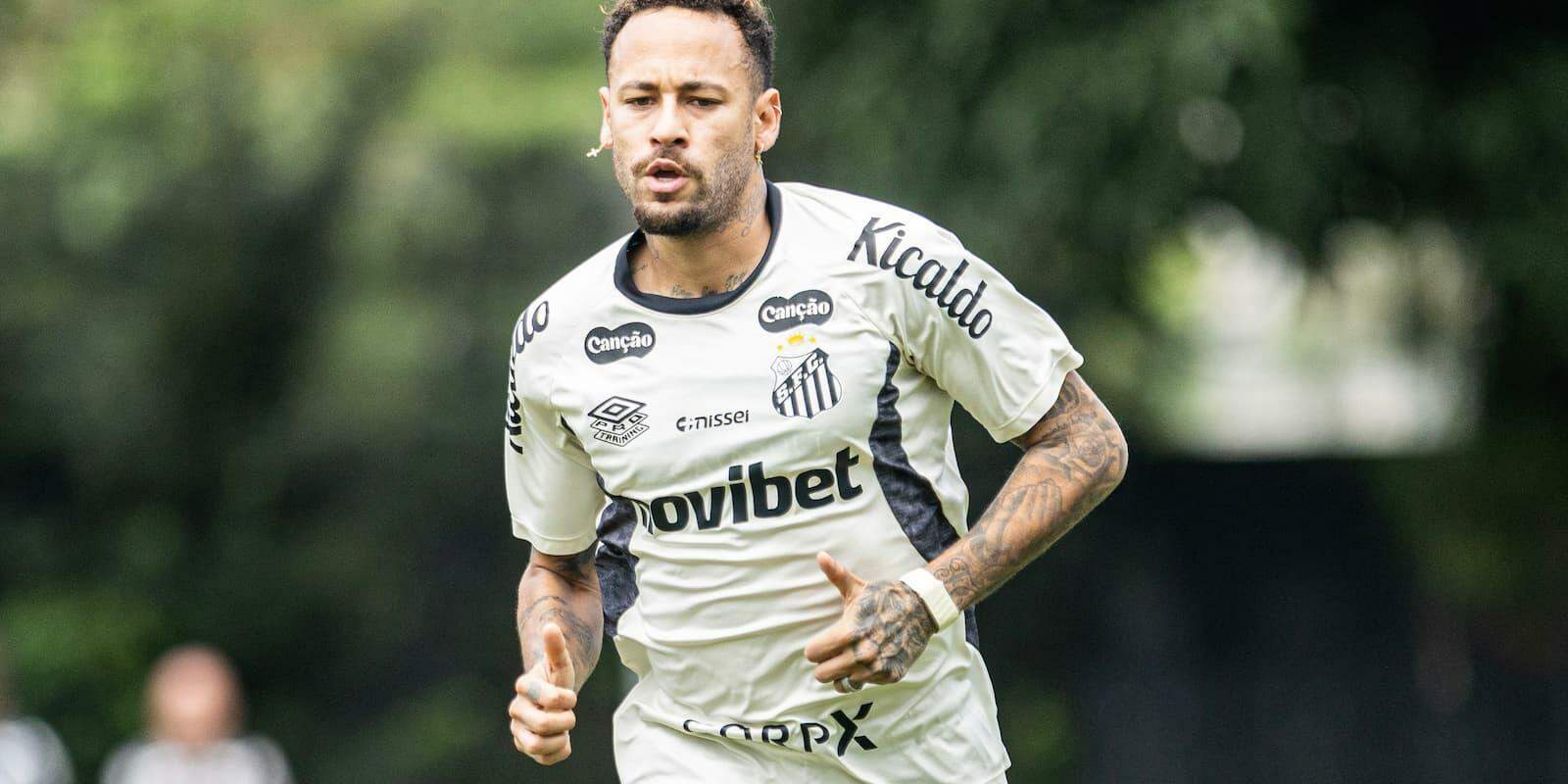 Fora do time há quase um mês, Neymar deve voltar a ficar à disposição do técnico Cuca em outubro