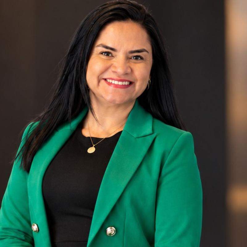 “A experiência me ensinou algo que considero fundamental: o advogado que atua no setor marítimo e portuário precisa conhecer profundamente a operação para conseguir antecipar problemas, e não apenas solucioná-los depois que acontecem”, diz Samara Gualberto, advogada especialista em Direito Marítimo, Portuário e Aduaneiro e sócia da Ruy de Mello Miller (RMM) Advocacia