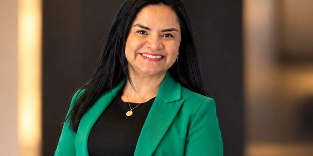 “A experiência me ensinou algo que considero fundamental: o advogado que atua no setor marítimo e portuário precisa conhecer profundamente a operação para conseguir antecipar problemas, e não apenas solucioná-los depois que acontecem”, diz Samara Gualberto, advogada especialista em Direito Marítimo, Portuário e Aduaneiro e sócia da Ruy de Mello Miller (RMM) Advocacia
