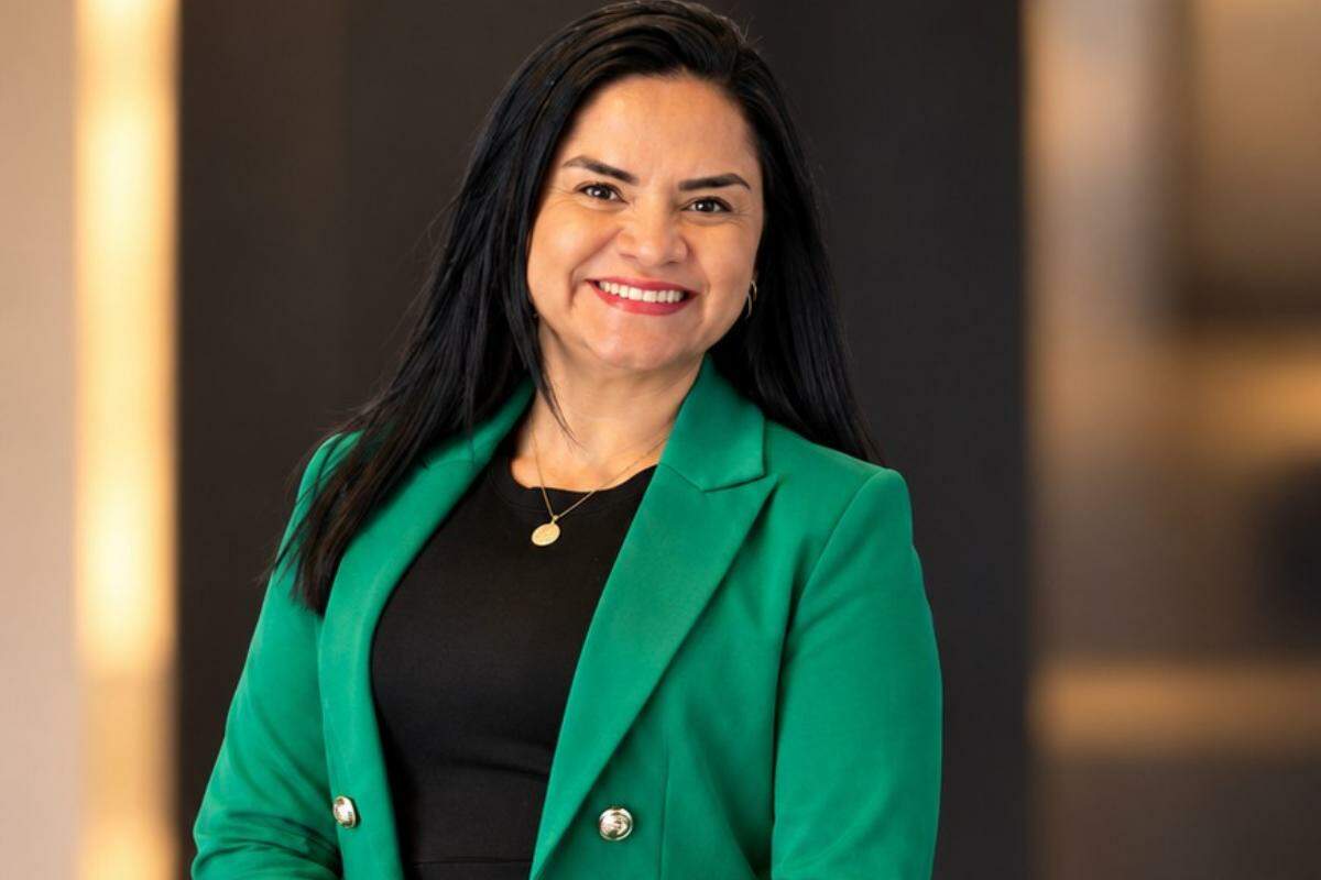 “A experiência me ensinou algo que considero fundamental: o advogado que atua no setor marítimo e portuário precisa conhecer profundamente a operação para conseguir antecipar problemas, e não apenas solucioná-los depois que acontecem”, diz Samara Gualberto, advogada especialista em Direito Marítimo, Portuário e Aduaneiro e sócia da Ruy de Mello Miller (RMM) Advocacia