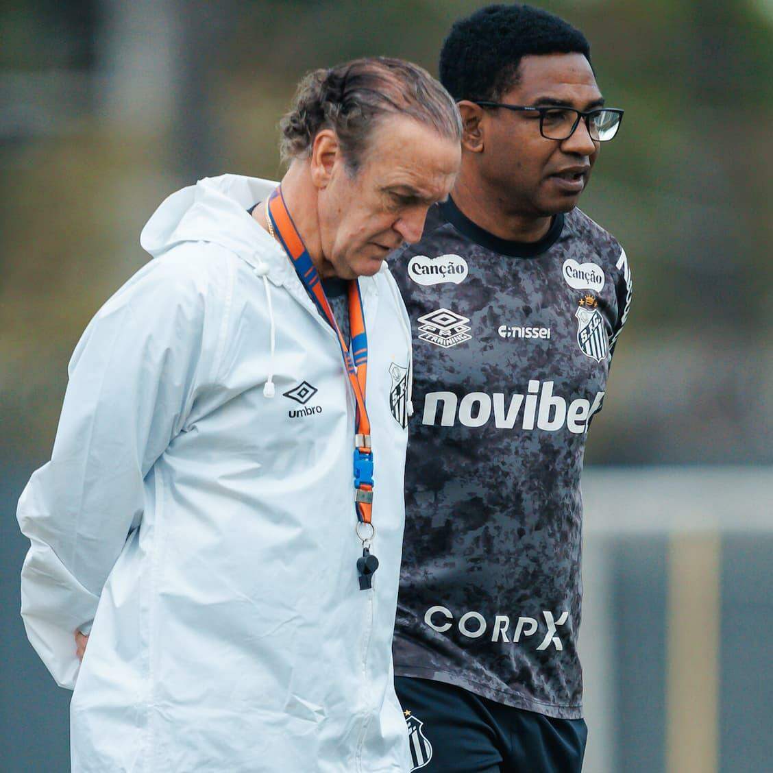 Cuca e o coordenador técnico César Sampaio durante treino do Santos no CT Rei Pelé