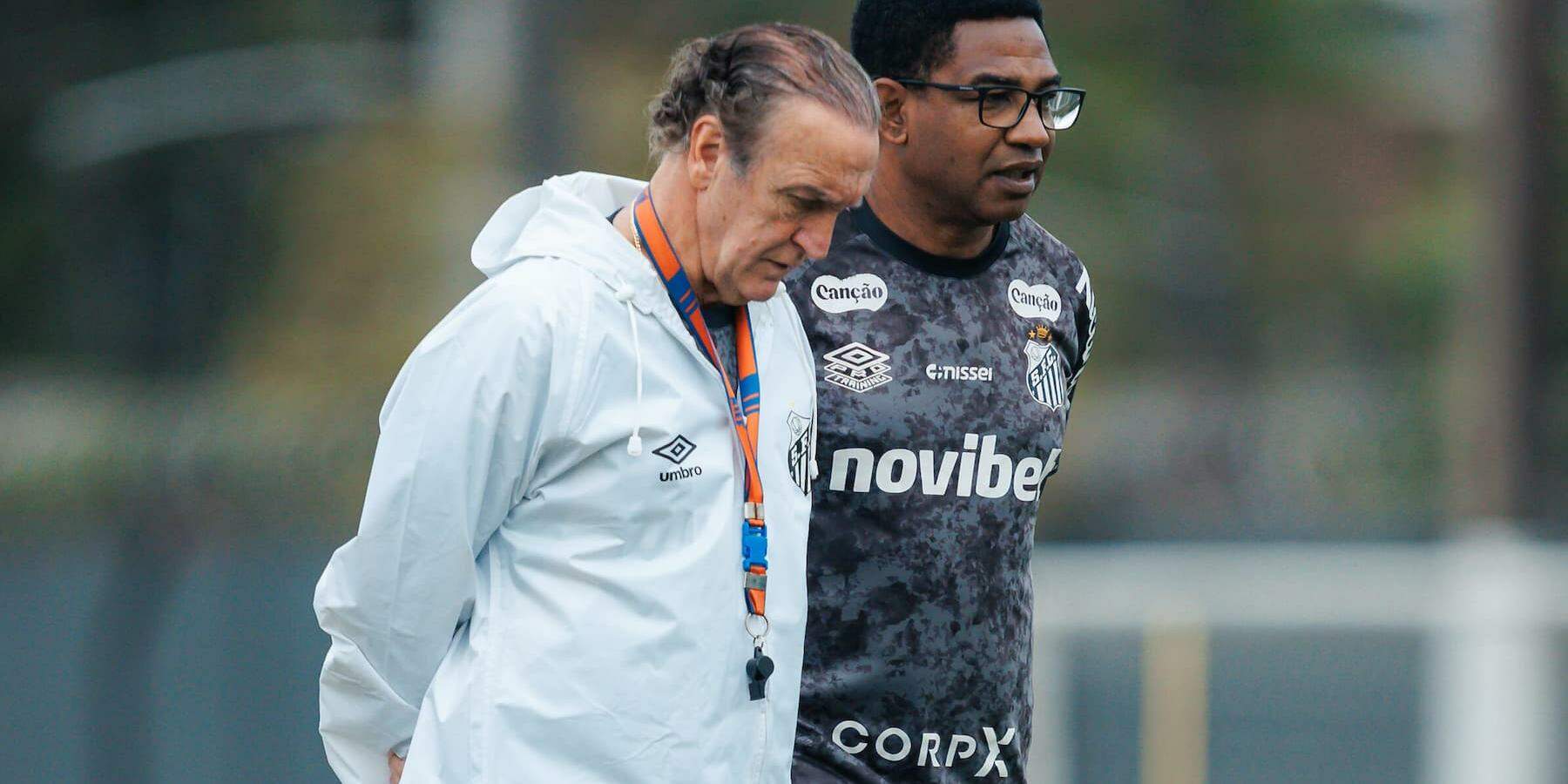 Cuca e o coordenador técnico César Sampaio durante treino do Santos no CT Rei Pelé
