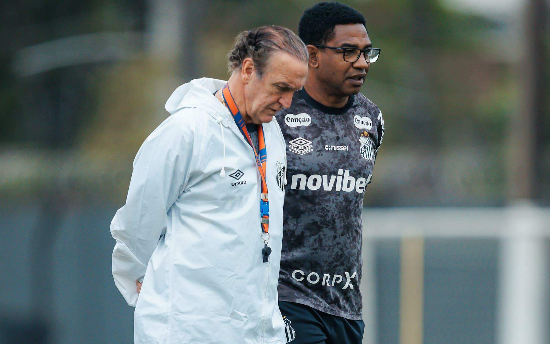 Cuca e o coordenador técnico César Sampaio durante treino do Santos no CT Rei Pelé