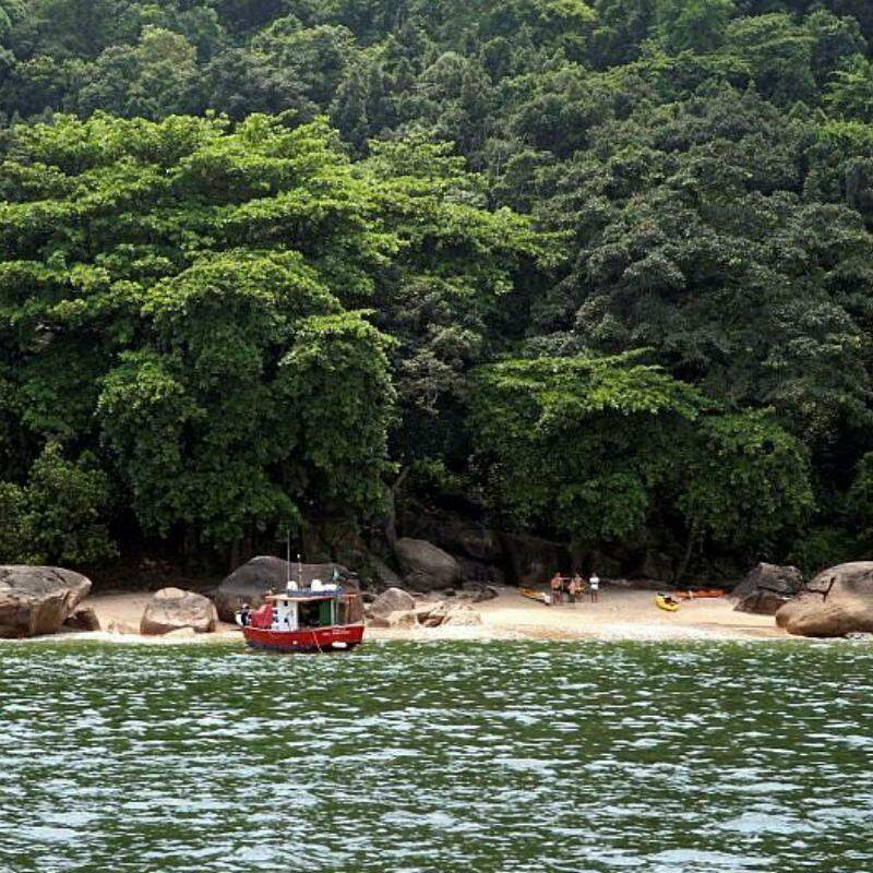 Diferentemente de outras, a Praia do Sangava não possui prédios, quiosques e qualquer tipo de comércio em seu entorno, em Guarujá