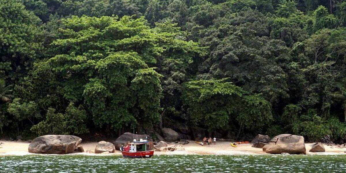 Diferentemente de outras, a Praia do Sangava não possui prédios, quiosques e qualquer tipo de comércio em seu entorno, em Guarujá