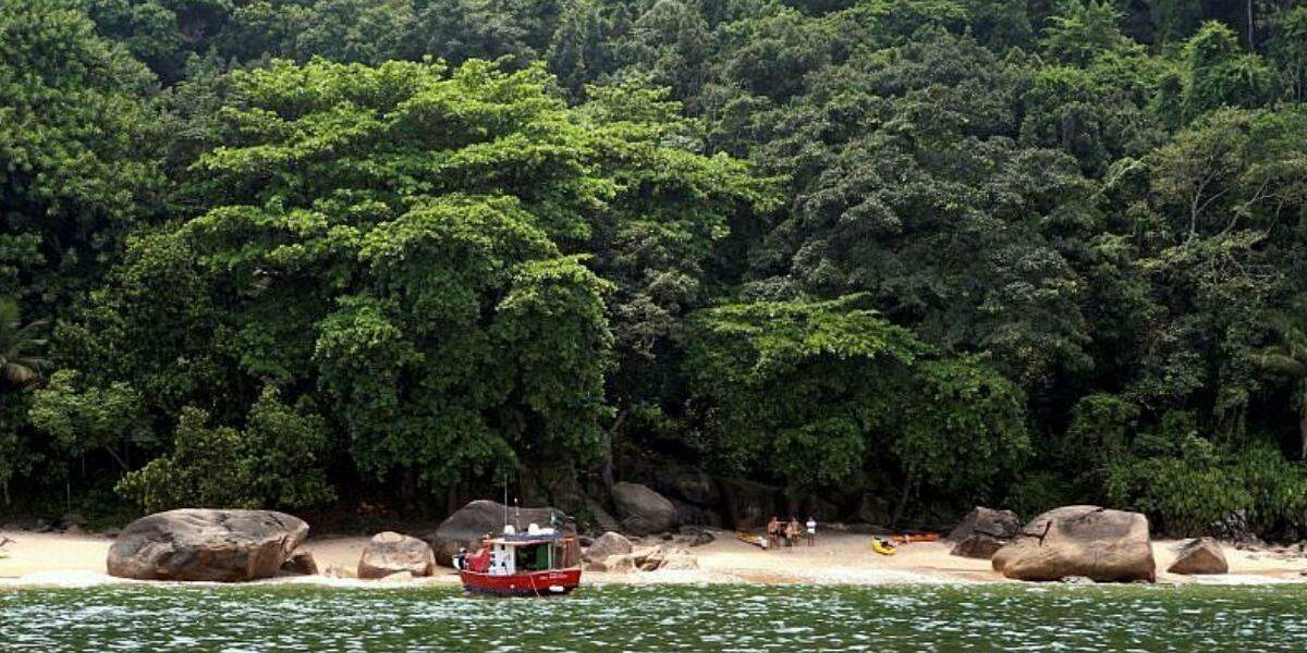Diferentemente de outras, a Praia do Sangava não possui prédios, quiosques e qualquer tipo de comércio em seu entorno, em Guarujá