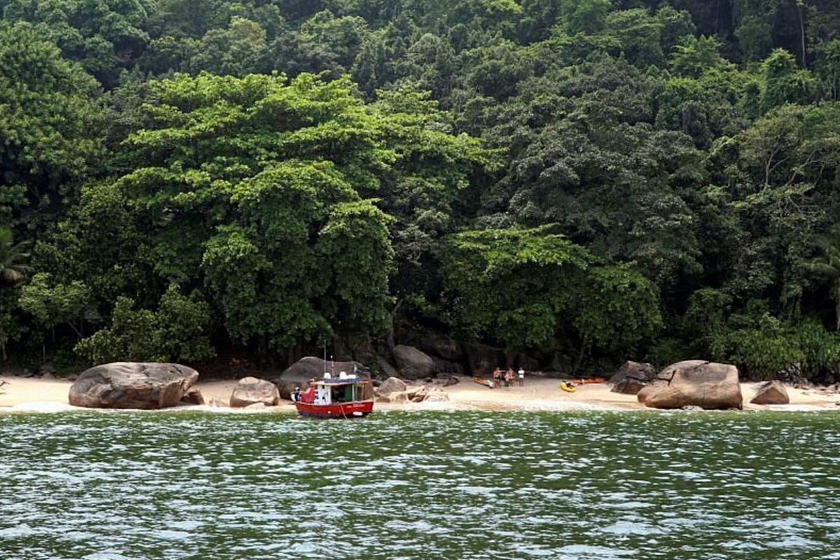 Diferentemente de outras, a Praia do Sangava não possui prédios, quiosques e qualquer tipo de comércio em seu entorno, em Guarujá