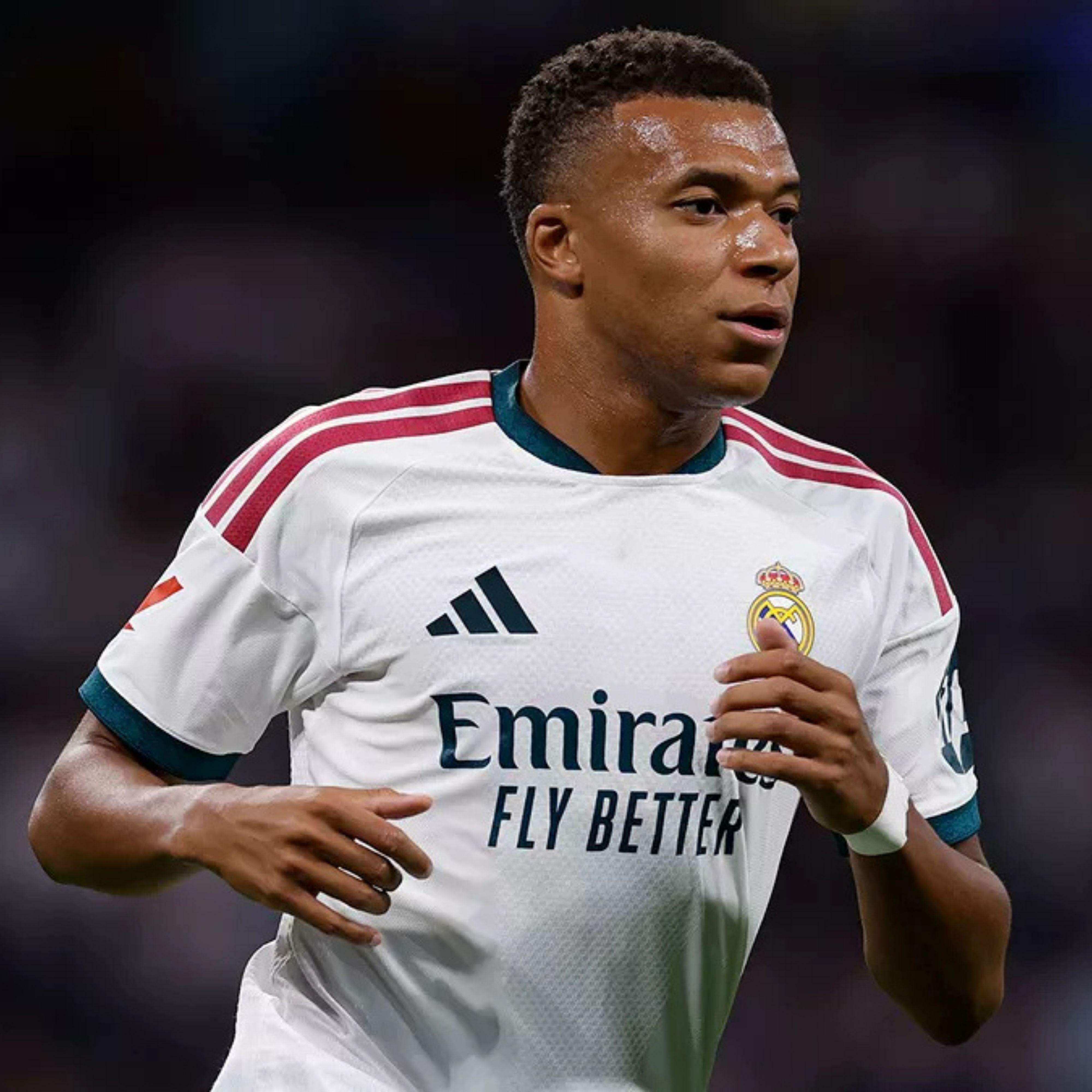 Mbappé sofre hiperextensão no joelho direito e fica parado de 10 a 12 dias