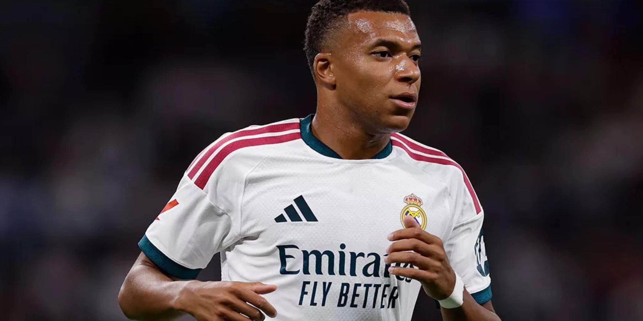 Mbappé sofre hiperextensão no joelho direito e fica parado de 10 a 12 dias