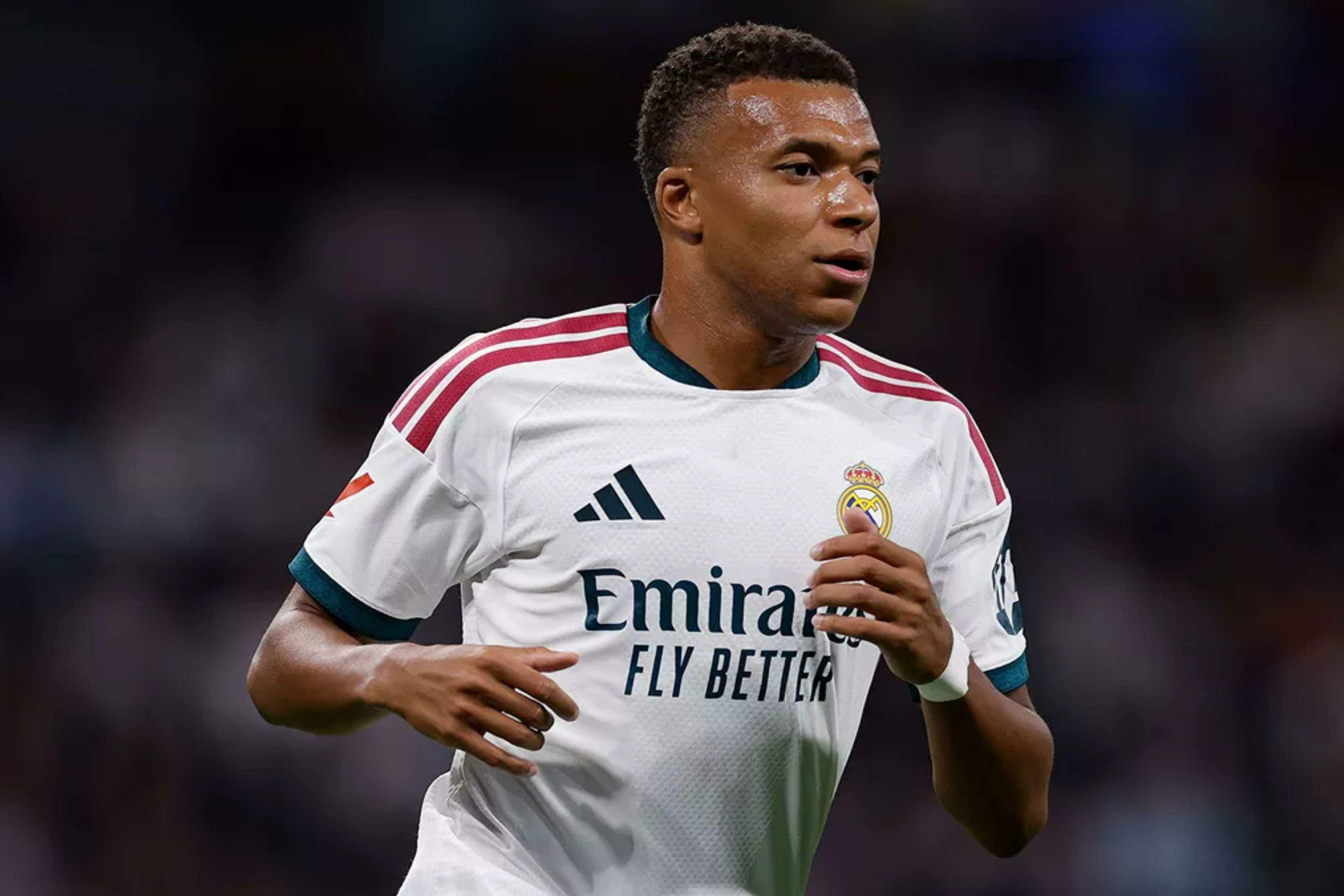 Mbappé sofre hiperextensão no joelho direito e fica parado de 10 a 12 dias