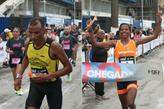 Damião Anselmo de Souza (à esq.) e Maria Aparecida Ferraz Salgado (à dir.) venceram a Meia Maratona Tribuna Praia Grande na categoria 21 km