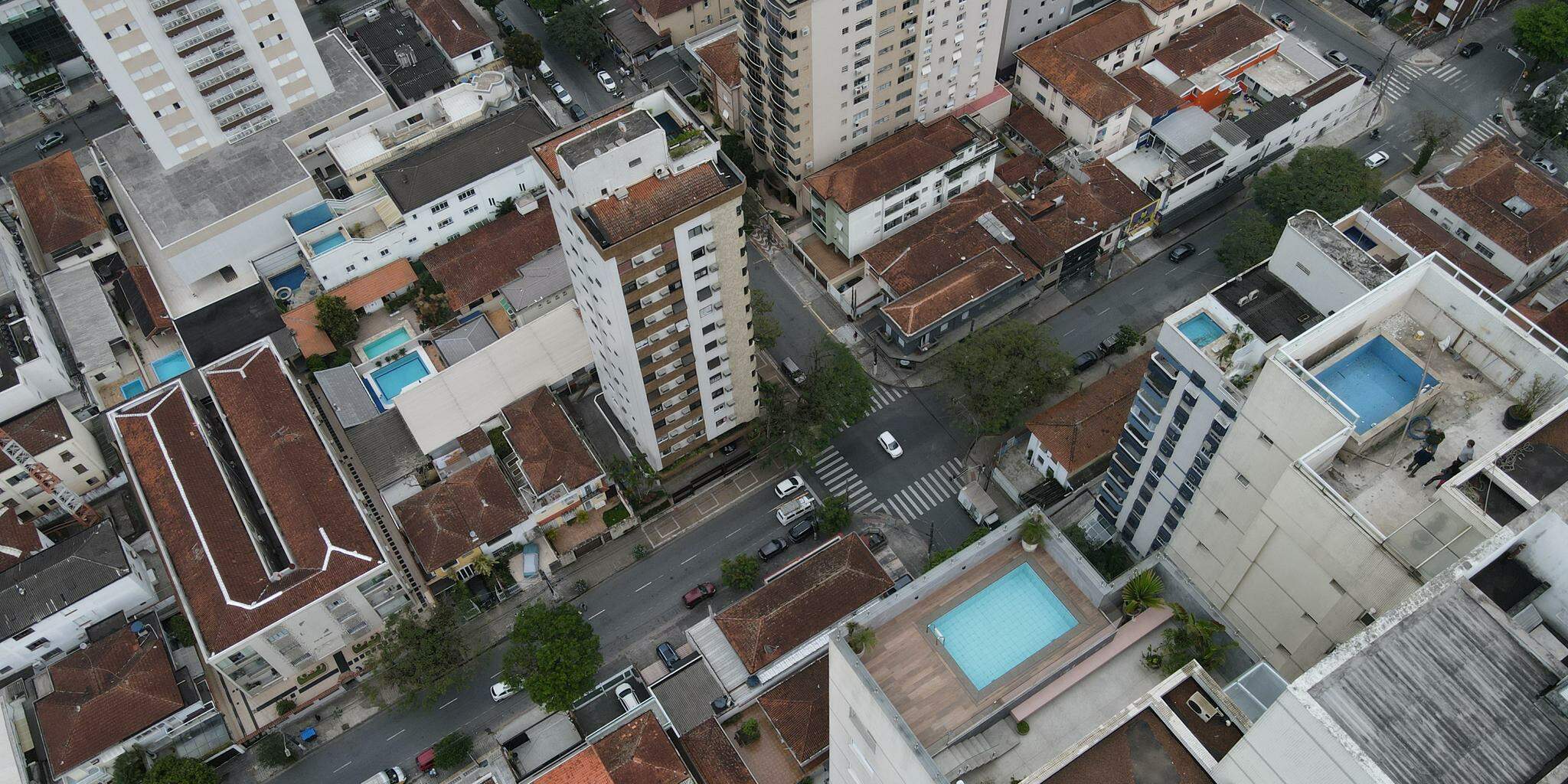 Fiscalização de focos de dengue em potencial, como piscinas, é um dos alvos de agentes de prefeituras
