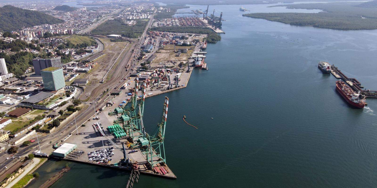 Além da divergência interna, o Governo enfrenta pressão de gigantes da navegação pela área