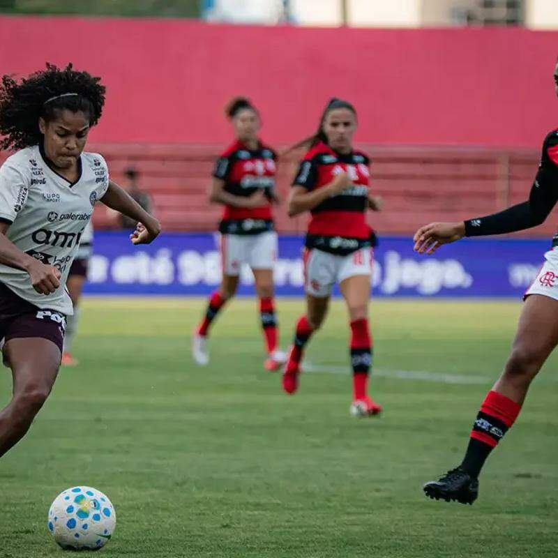 O texto define ações para ampliar a participação de mulheres no esporte