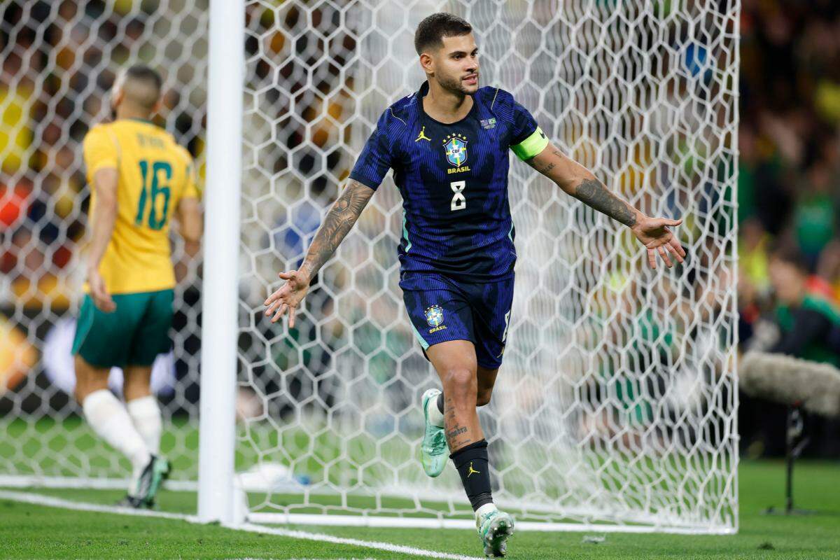 Brasil evolui com novo esquema de Ancelotti e vence a Austrália em jogo de seis gols