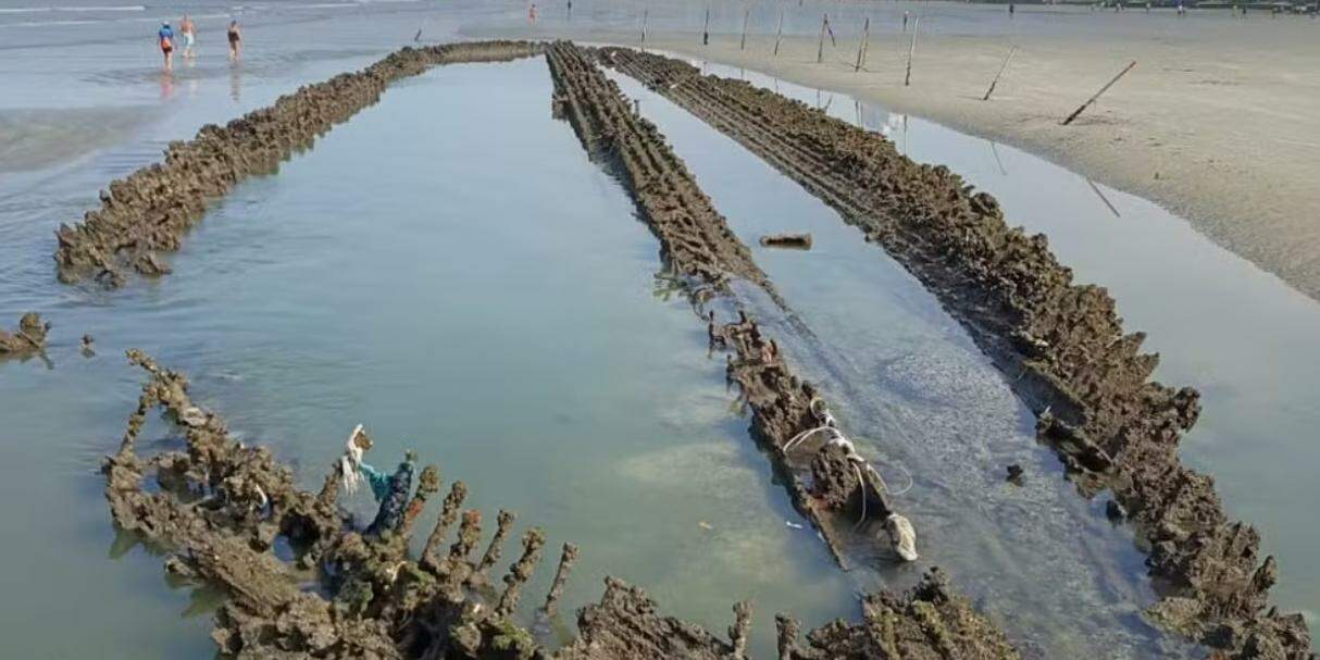 Recuo do mar em Santos deixa à mostra destroços de veleiro inglês na praia, próximo ao Canal 5