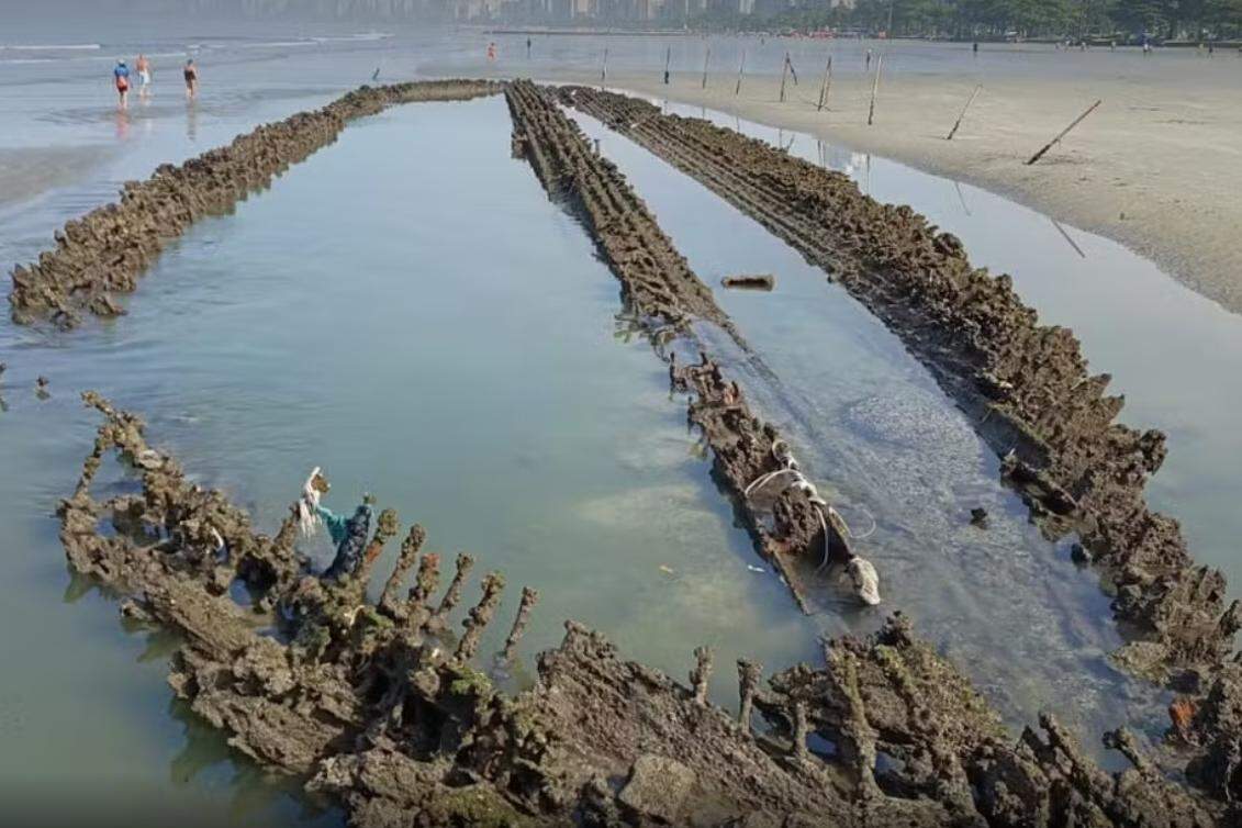 Recuo do mar em Santos deixa à mostra destroços de veleiro inglês na praia, próximo ao Canal 5