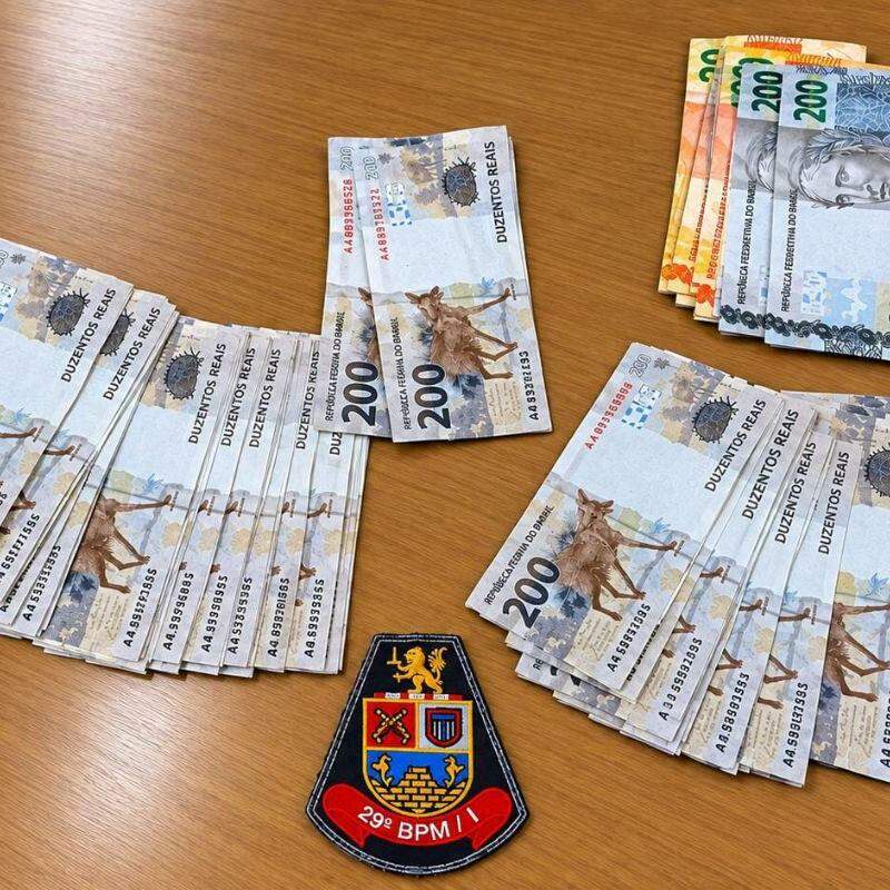 As notas falsas de R$ 200,00 foram apreendidas em Peruíbe