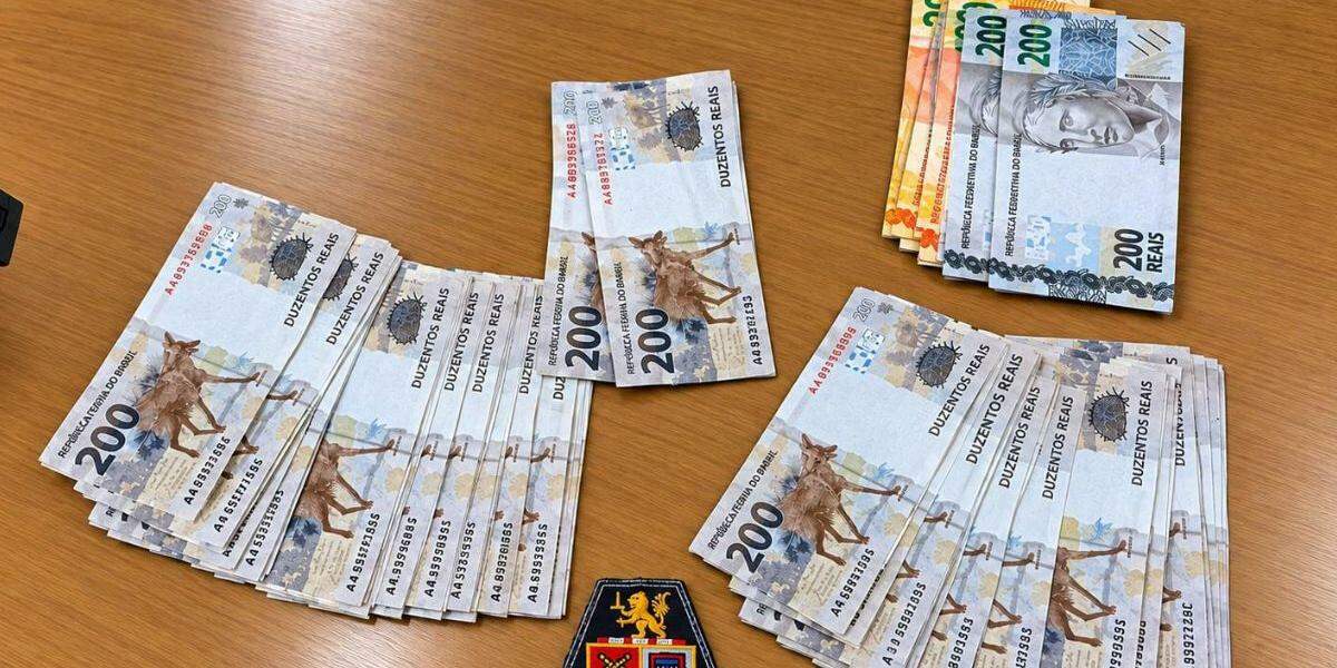 As notas falsas de R$ 200,00 foram apreendidas em Peruíbe