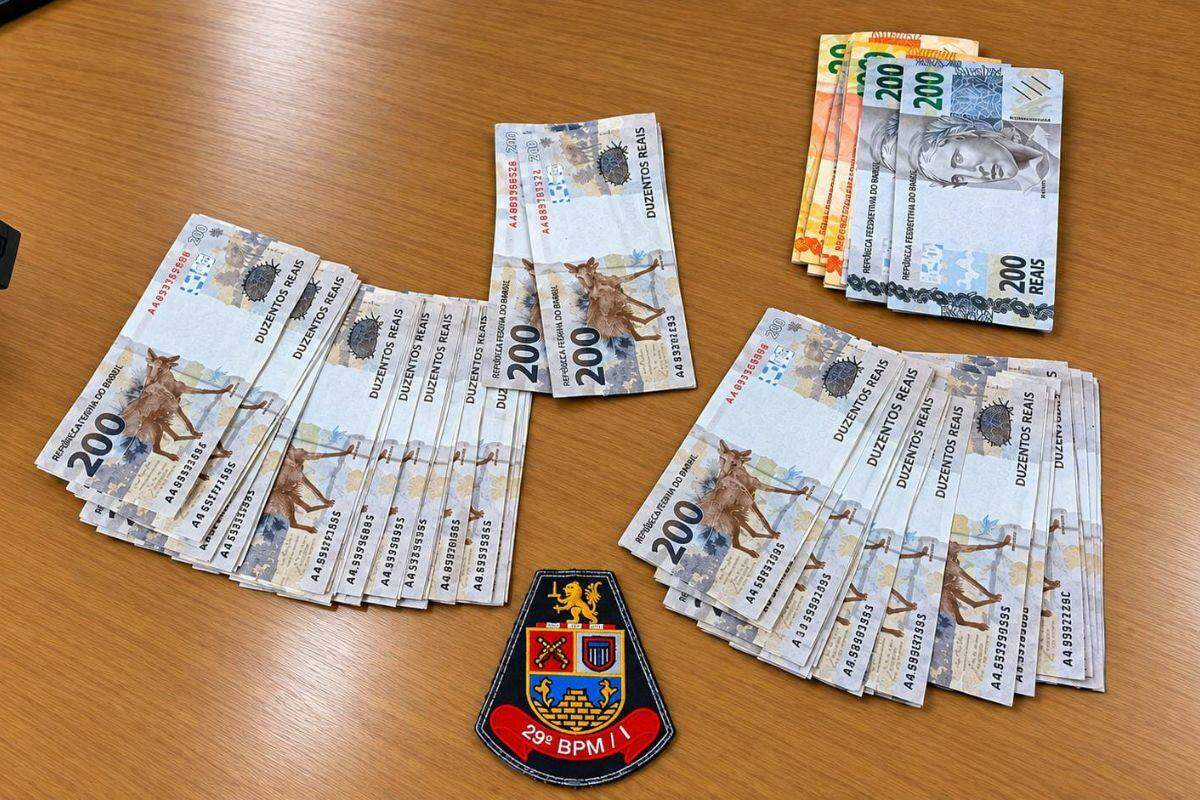 As notas falsas de R$ 200,00 foram apreendidas em Peruíbe