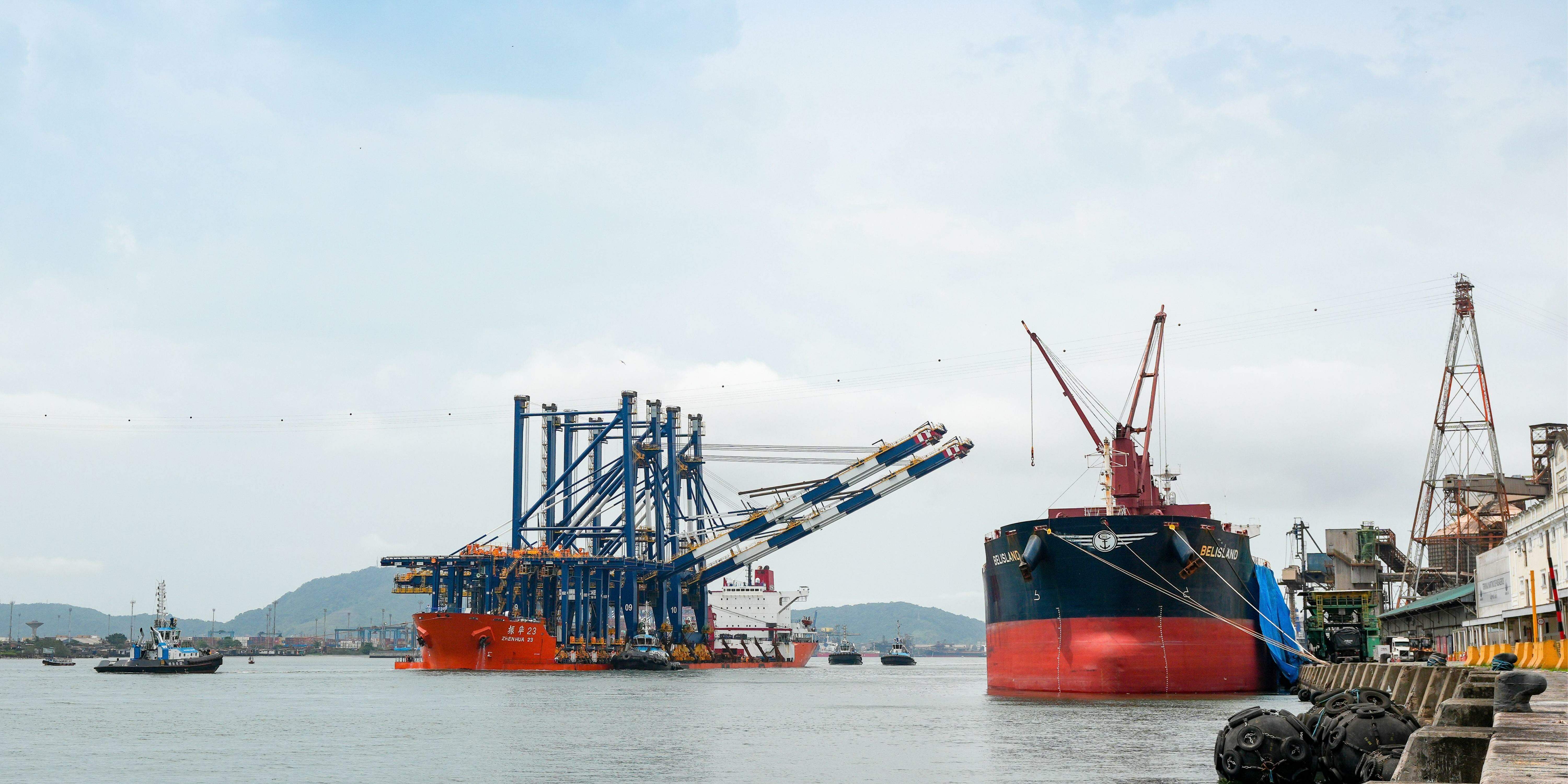 Com 244 metros de comprimento, Zhen Hua tem bandeira de Hong Kong; carga era composta de portêineres
