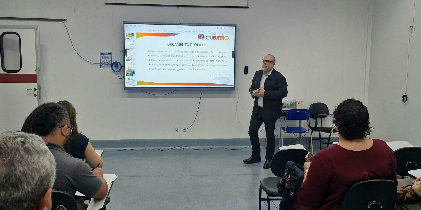 Números foram apresentados durante audiência pública no Centro Municipal de Educação (Cemead)