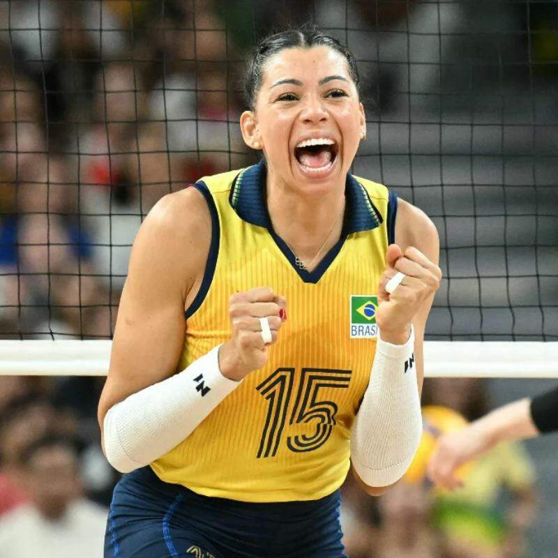 Carolana, medalhista olímpica de vôlei, conta luta contra câncer: 'Momentos super desafiadores'