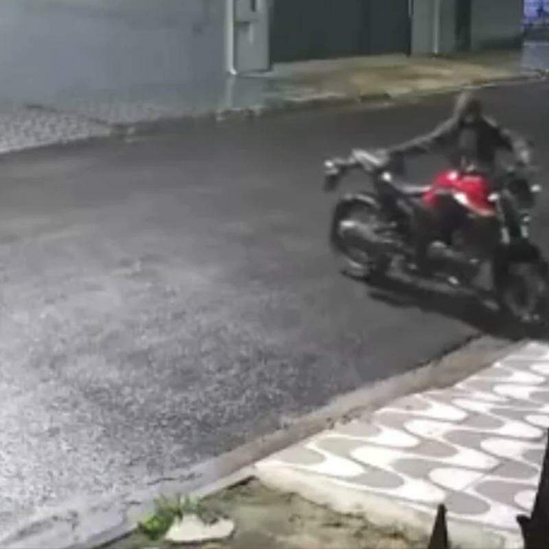 Depois de entrarem na residência, os criminosos fizeram uma ligação direta na motocicleta para conseguir levá-la