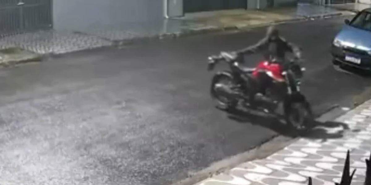 Depois de entrarem na residência, os criminosos fizeram uma ligação direta na motocicleta para conseguir levá-la