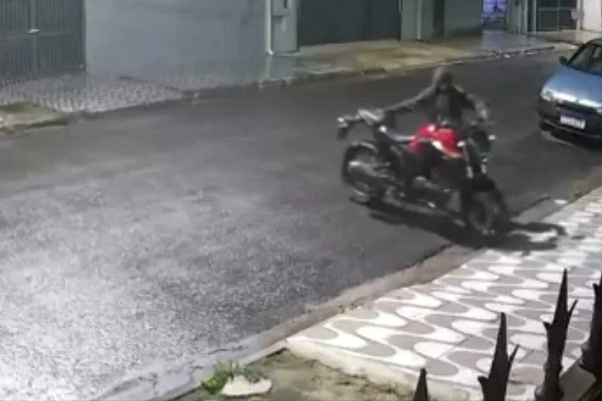 Depois de entrarem na residência, os criminosos fizeram uma ligação direta na motocicleta para conseguir levá-la