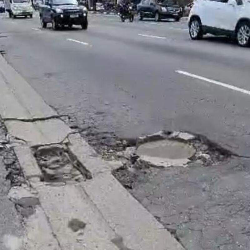 Falhas no pavimento da Avenida Manoel da Nóbrega, na altura do número 1.430, no bairro Itararé