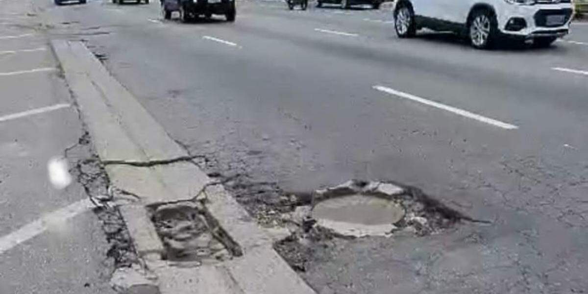 Falhas no pavimento da Avenida Manoel da Nóbrega, na altura do número 1.430, no bairro Itararé