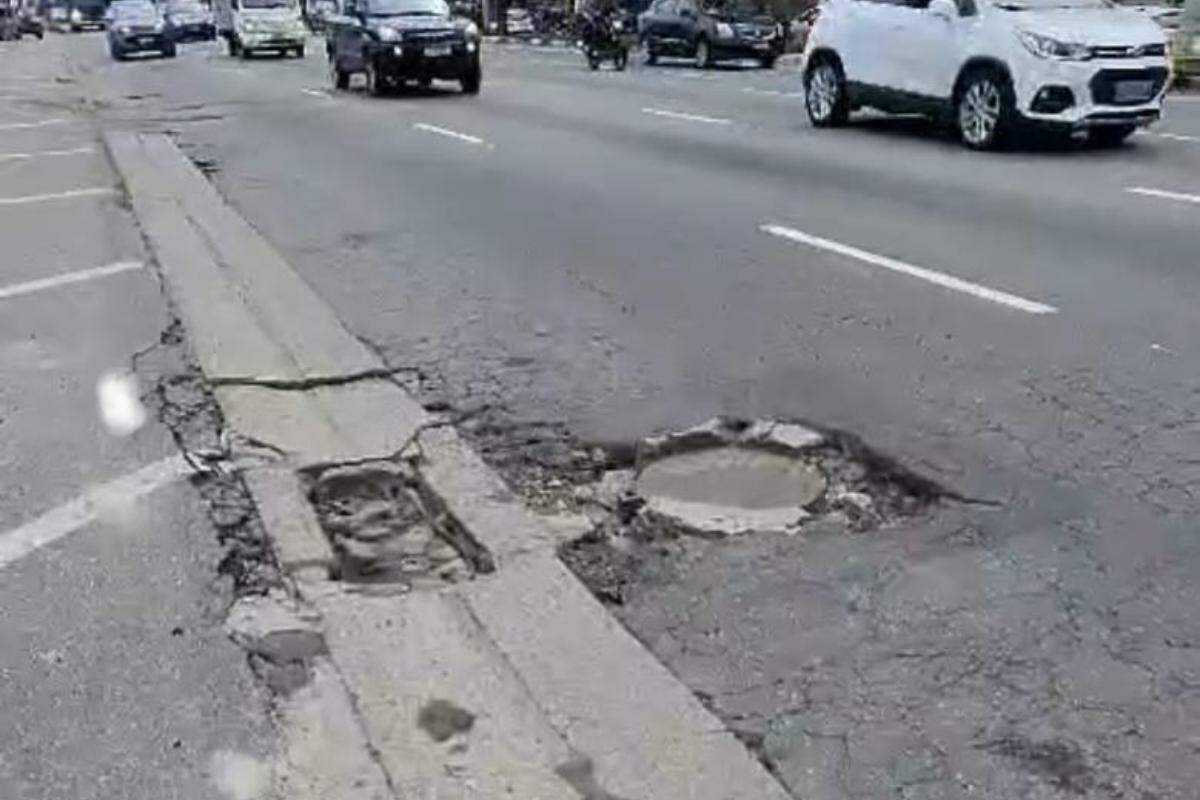 Falhas no pavimento da Avenida Manoel da Nóbrega, na altura do número 1.430, no bairro Itararé
