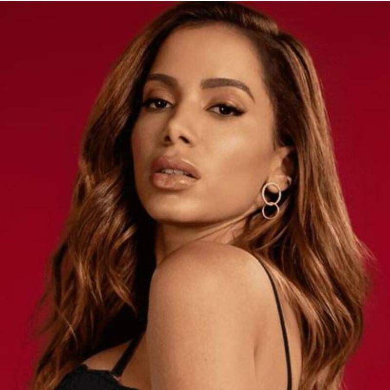 Anitta revelou que a empresária falava que era indispensável se enquadrar em um padrão para fazer sucesso